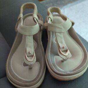 Source Unknown Cream Sandals T-Strap Design